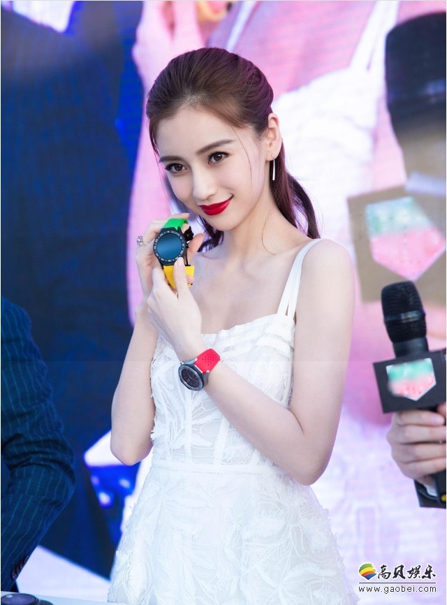 Angelababy亮相品牌活动：蕾丝裙，飘逸灵动，典雅大方