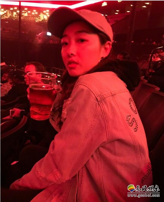 蒋梦婕纽约看演唱会照片：头戴鸭舌帽，对着镜头“豪饮”