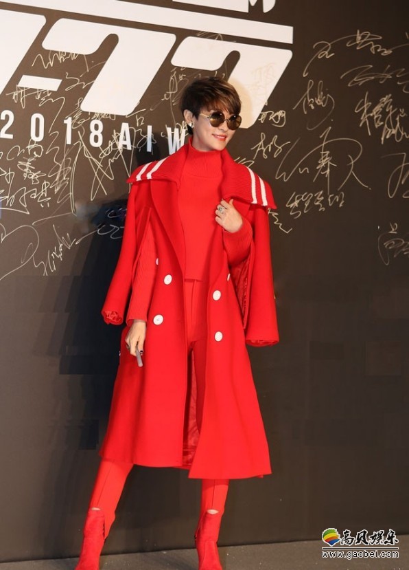 梁静现身时尚品牌发布秀：红色大衣突显霸气，女王气场