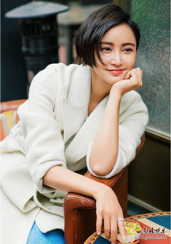 张歆艺冬日街拍美图。变换不同look，温度风度完美结合