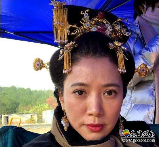 袁咏仪微博晒出古装扮相照片：头戴华丽朱钗，眼眸明亮