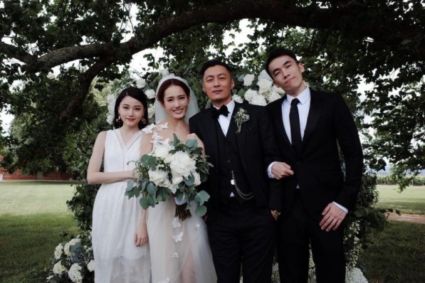 参加余文乐＆王棠云婚礼的亲朋好友：分享与新人合影照