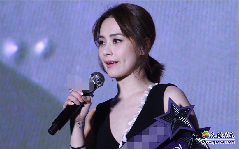 钟欣潼出席颁奖礼：阿娇黑裙美艳性感！坦言男朋友吃醋