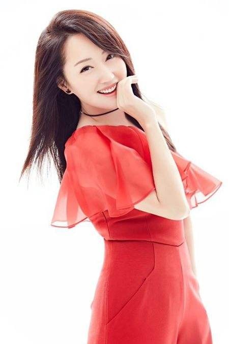 杨钰莹晒出好姐妹聚餐合照：晕黄灯光映衬下，容光焕发