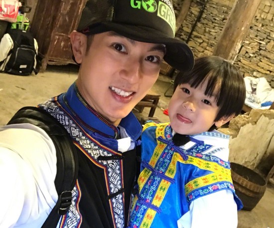 吴尊晒出儿子如厕照：“实力坑娃”引发网友争议后秒删