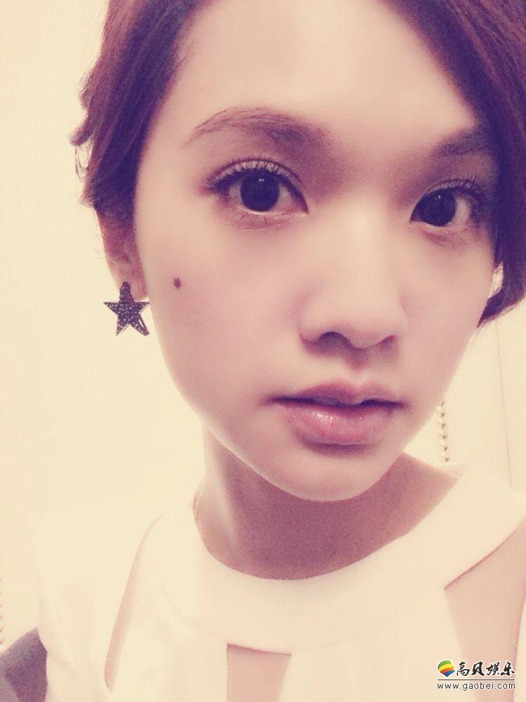杨丞琳妆容精致，气质甜美：为演唱会精心准备补染头发
