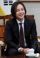 张根硕出席平昌冬奥会宣传大使委任仪式   网友调侃神似贾玲