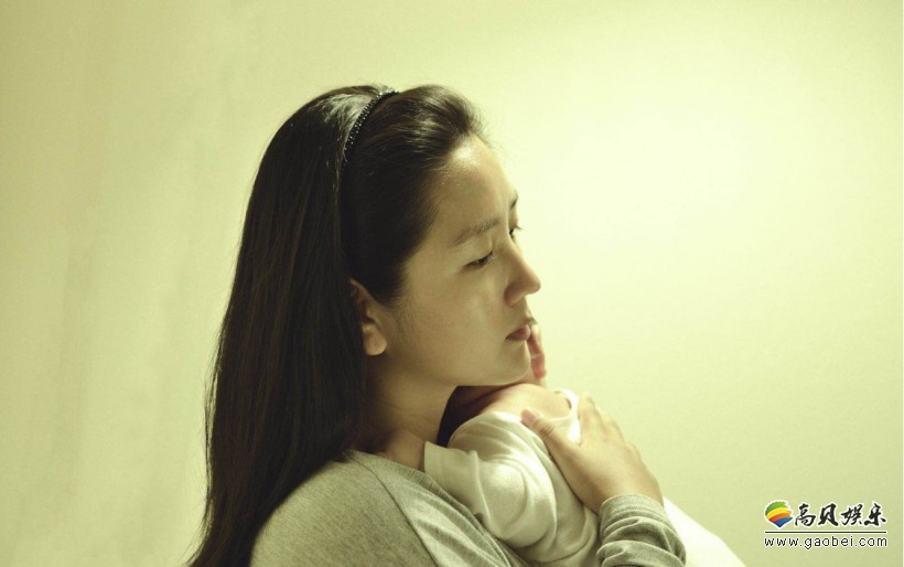 《生而为爱》真实视角记录：何洁事业生活的两难与平衡