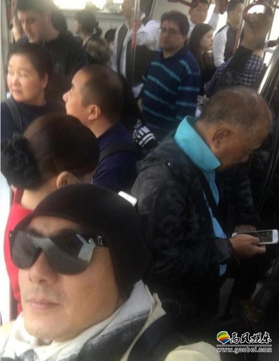 张卫健微博晒出自拍：挤着公交车，毫无明星气场与架子