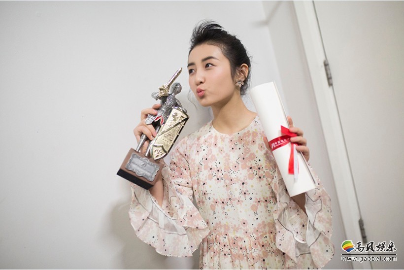 张子枫亮相中英电影节开幕式红毯：甜中带酷，型格满满