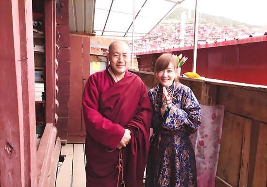 薛佳凝晒出与佛门上师合照：已皈依佛门修行将近1年