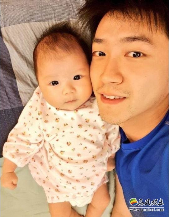 江宏杰微博晒出和女儿小小爱视频的照片！示爱妻女
