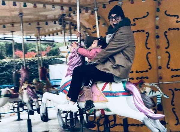 朱亚文晒照：怀抱女儿玩着旋转木马，画面十分温馨