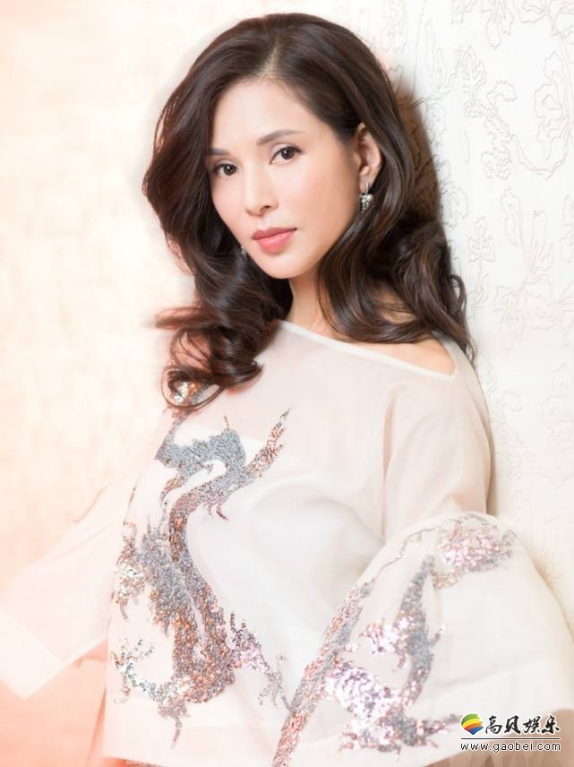 “小龙女”李若彤晒出自拍美照：看起来青春又清爽