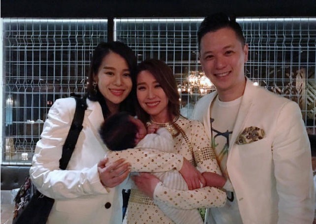 胡杏儿老公李乘德晒照：两人夫妻装，怀抱熟睡儿子