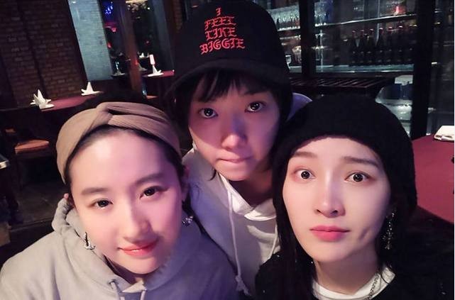刘亦菲＆孟佳＆洪辰合影：求助网友给三人组合取名