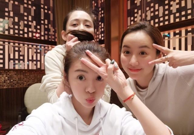 安以轩＆陈乔恩＆吕一自拍合照：吐舌卖萌鬼脸不断