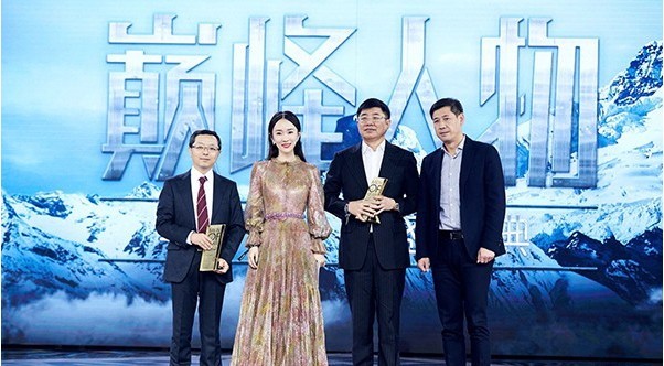 某杂志巅峰人物盛典:杜江&霍思燕夫妇&嗯哼出席 某杂志巅峰人物盛典:杜江&霍思燕夫妇&嗯哼出席