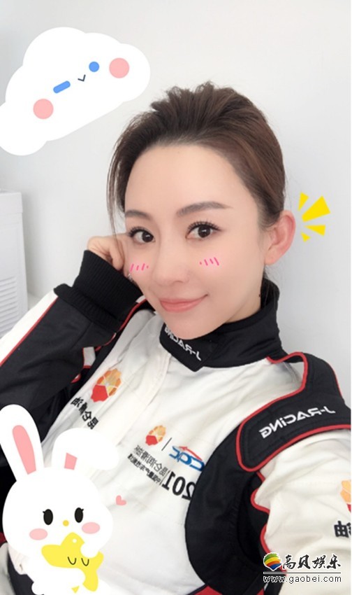 潘晓婷亮相内蒙古：穿赛车服，冰天雪地，美丽动人