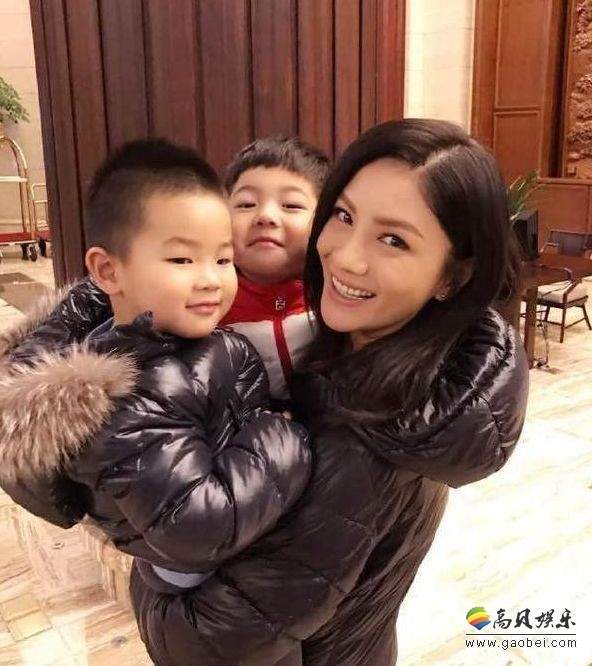 胡可＆安吉＆小鱼儿搞怪合照：母子三人挤眉翻白眼