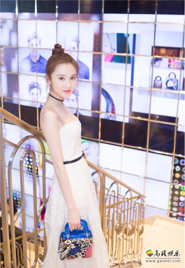 张慧雯出席活动：俏皮花苞头出镜，可爱少女范十足