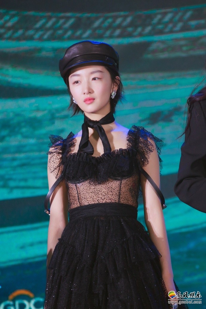 周冬雨出席新片首映礼：黑色蕾丝公主裙，甜美性感