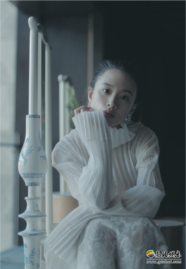 李梦朦胧写真大片，清丽脱俗，眼神清澈，姿态灵动