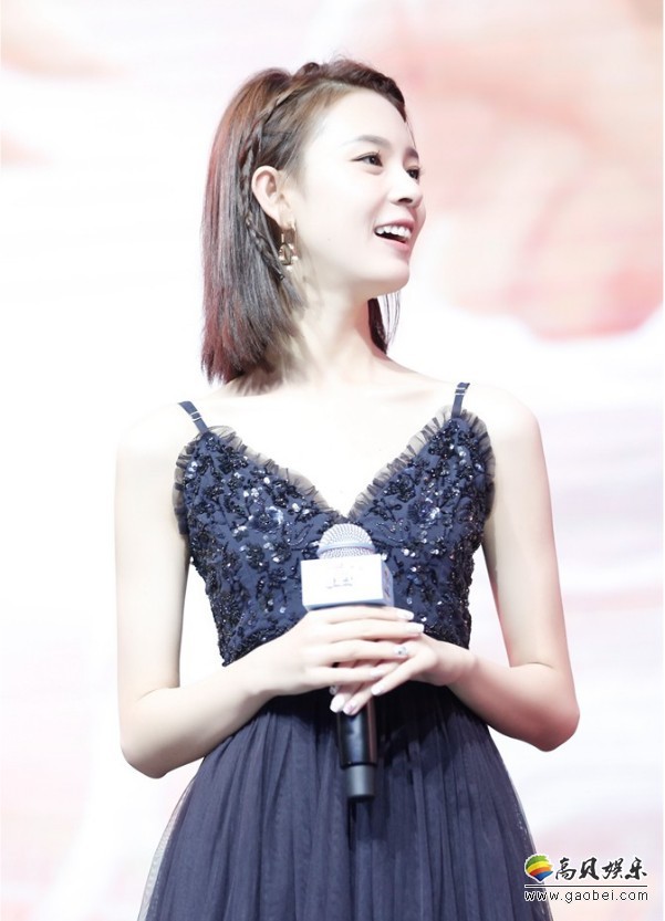 陈瑶亮相某活动仪式：少女式小性感＆可爱无缝衔接