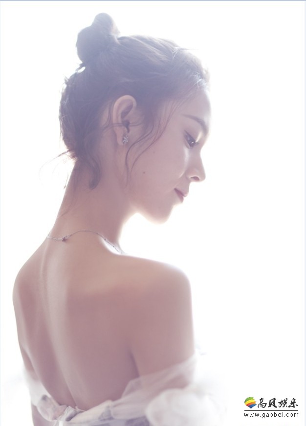 陈瑶丸子头搭配轻纱薄裙“变身花仙子”甜美又迷人