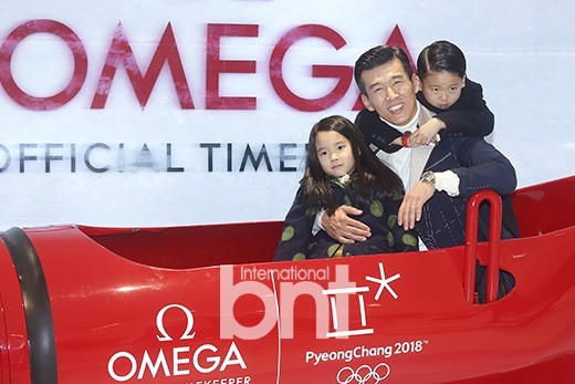 Sean与儿子女儿一同出席品牌活动   笑容灿烂幸福洋溢