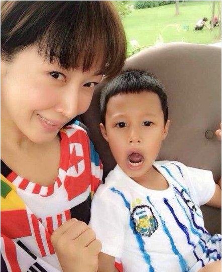 孙悦儿子吴文祺：参加亚洲国际学校游泳联赛的照片