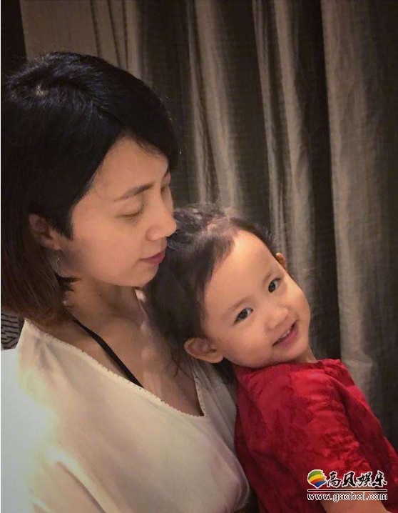 孙莉晒出带娃海洋馆游玩照片：多妹小背影十分软萌