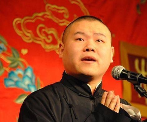 岳云鹏微博晒照：两个小女孩骑在他背上！十分开心