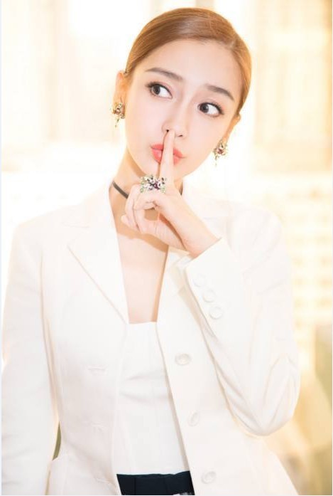 Angelababy出席某品牌活动：气质超群，妆容精致