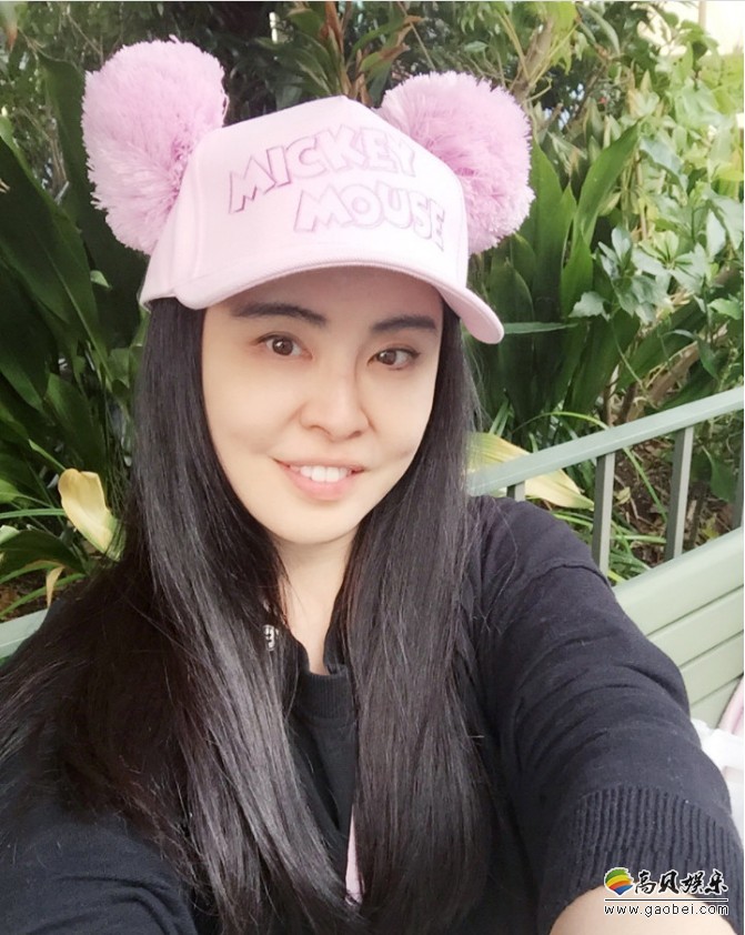 网友曝光疑似王祖贤视频：悠闲购物中，少女心十足