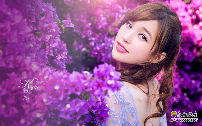 金莎晒自拍照：栗色长卷发随意披着，尽显“凌乱美”