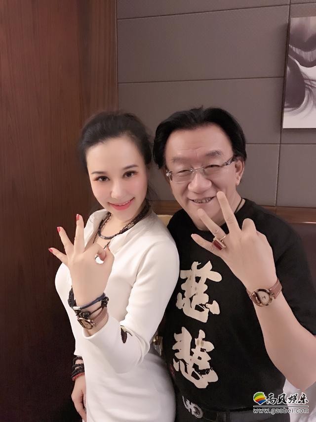 71岁相声大师侯耀华＆27岁女徒弟安娜金：举止亲昵
