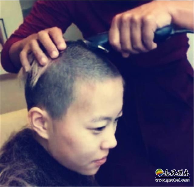 网友晒窦靖童剃头照片：仅是剪掉头发，与出家无关