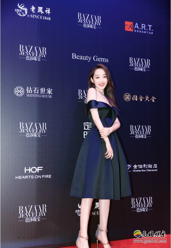 蒋梦婕出席珠宝晚宴：黑裙搭配珠宝，雪白肌肤抢镜