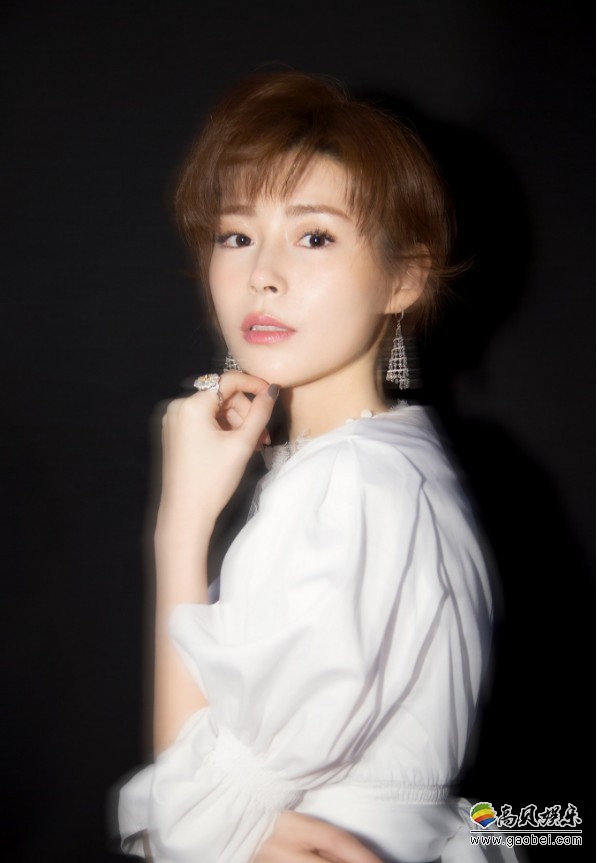 卢杉出席芭莎珠宝极品珠宝夜宴：泡泡袖少女感十足