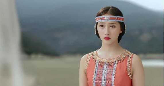 网友晒出关晓彤身着枸杞色服饰造型：非常引人注目