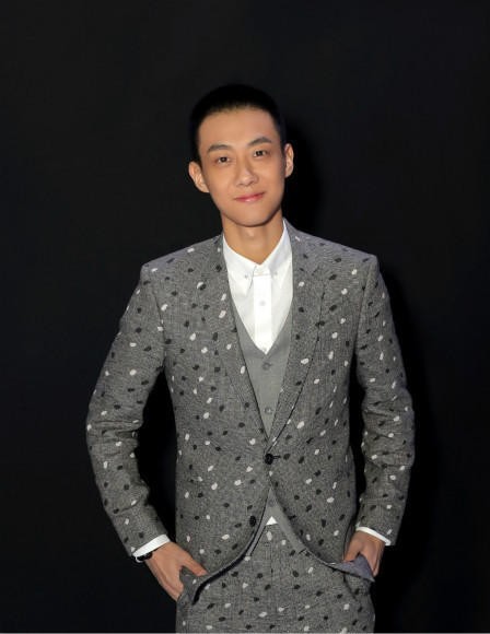 高至霆出席2017创者荣耀珠宝夜宴：利落寸头帅气