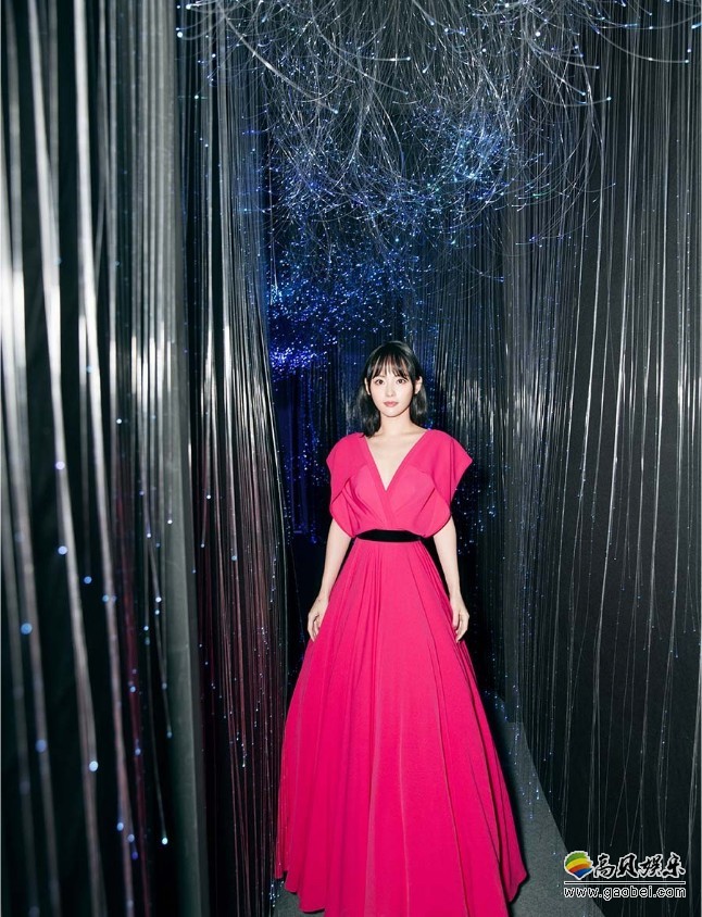 张嘉倪出席某珠宝晚宴红毯：深V露背长裙优雅性感