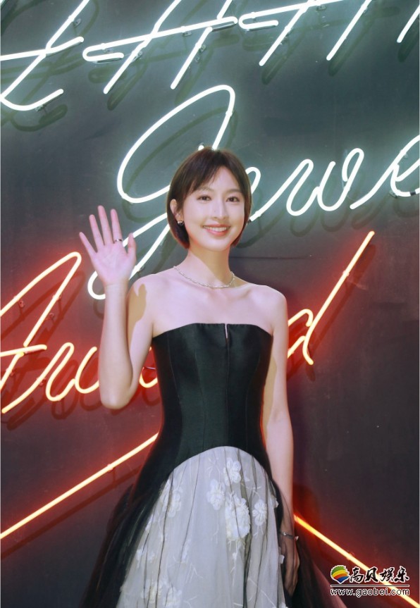 张俪出席2017创者荣耀珠宝夜宴红毯：礼服短发融合