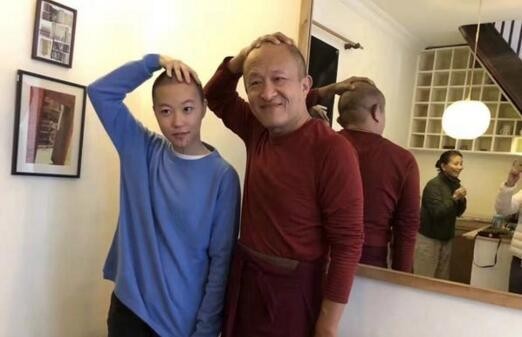 窦靖童光头照曝光！尽显俏皮可爱：让头发重新生长