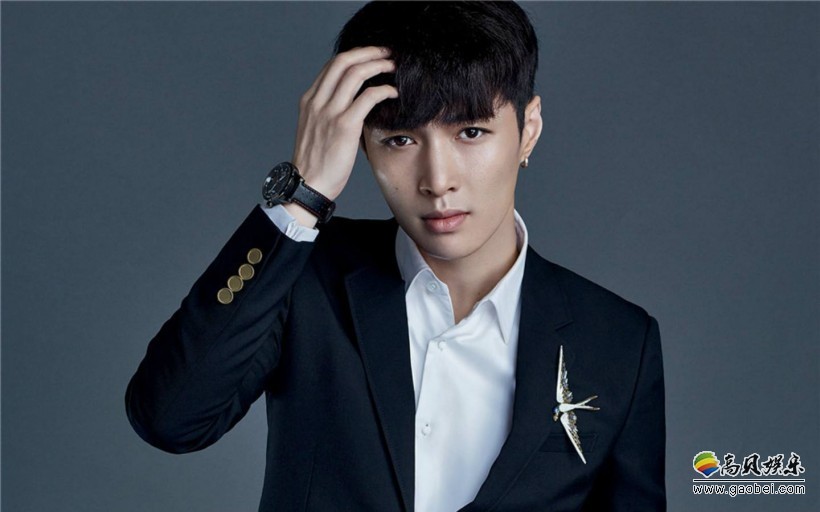 张艺兴登上《时尚先生Esquire》12月刊群封主封面