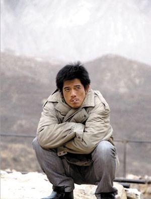 大冬天本来就冷！众明星冻的缩手缩脚集体“农民揣”