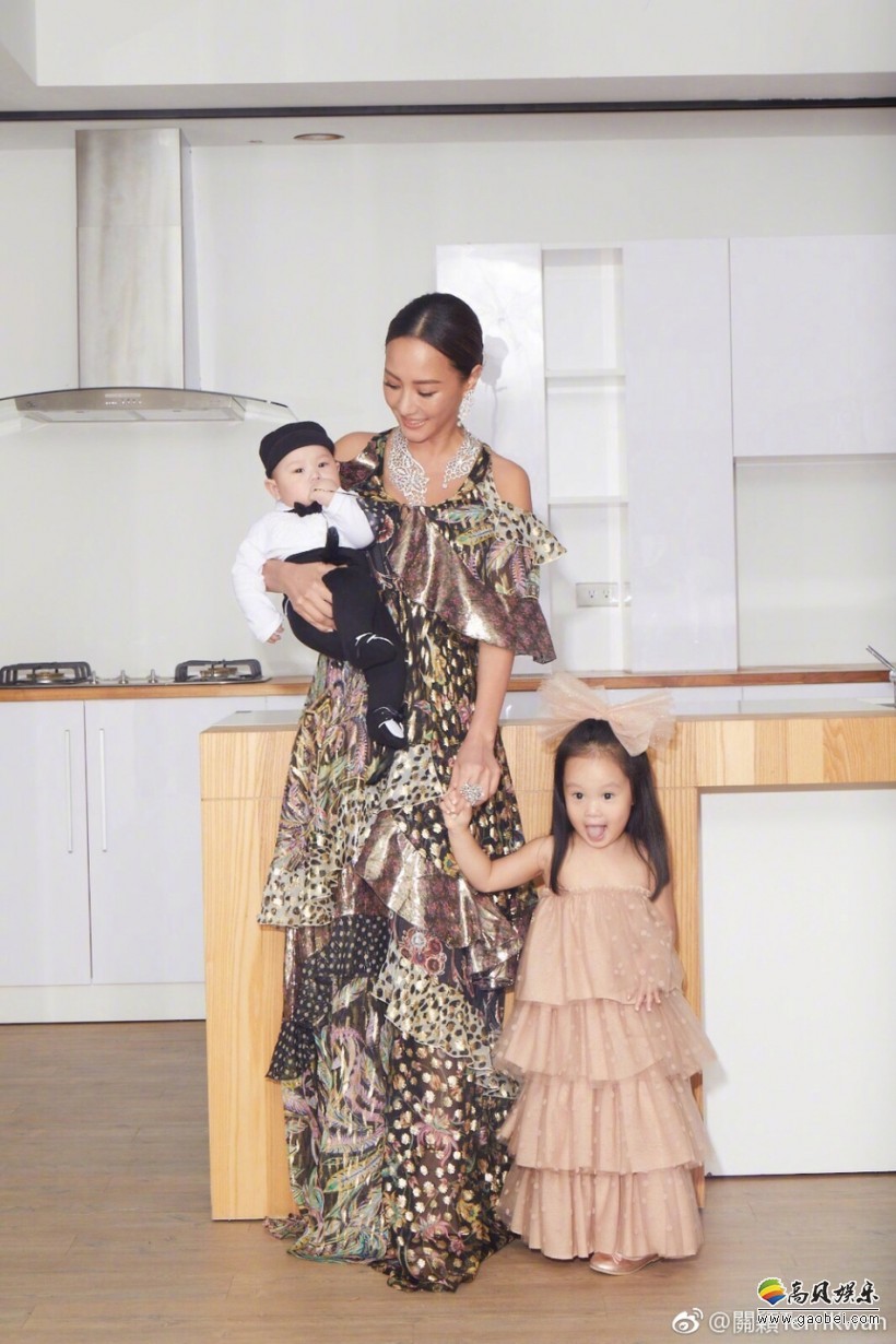 关颖晒美图：一双儿女合体拍大片！时尚辣妈力Max