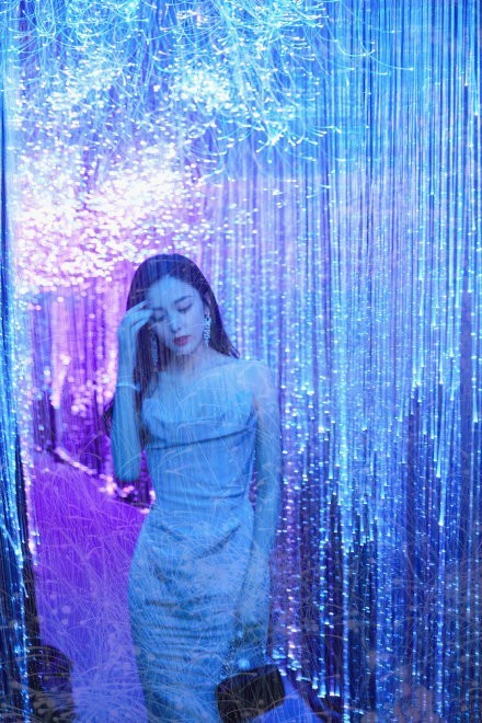 古力娜扎时尚活动红毯：红唇飘逸长发，女人味十足