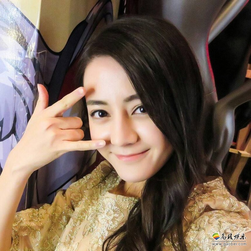迪丽热巴晒出美照！堪称自拍教程：皮肤白皙又养眼